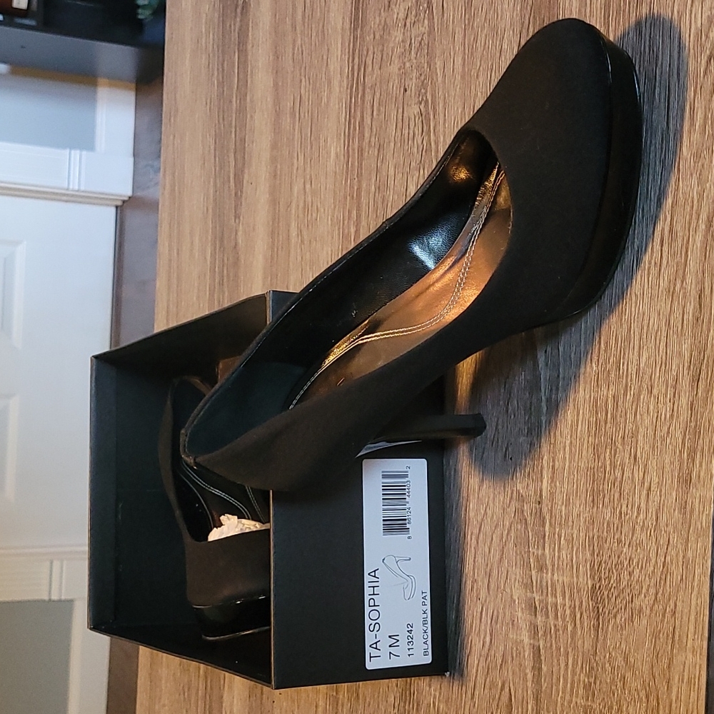 Like New In Box 7M Black Tahari platform pumps